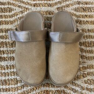 Uggs Women’s Goldenstar Tan Platform Slip-On Shoes
